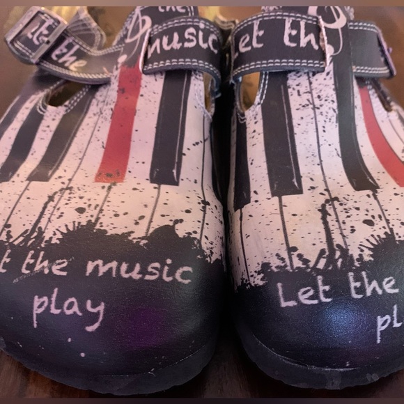 CALCEO BLACK & WHITE, RED PIANO PATTERN, “LET THE MUSIC PLAY” CLOGS. - Picture 7 of 14